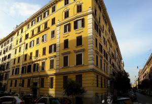 ローマにあるStanze Vaticaneの車が目の前に停まった黄色い建物