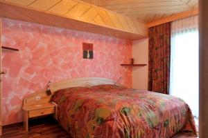 戈爾德格的住宿－雷特梅各生物旅館，一间卧室配有一张床和粉红色的墙壁