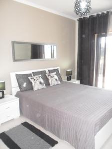 ein Schlafzimmer mit einem großen Bett mit zwei Kissen in der Unterkunft Lovely 1 Bed Apartment - Vista das Ondas in Albufeira