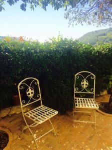 dos sillas sentadas una junto a la otra en un patio en Le Antiche Mura en Semproniano