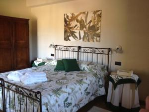 Una cama o camas en una habitación de Fattoria di Corazzano