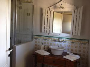 サン・ミニアートにあるFattoria di Corazzanoのバスルーム(洗面台、鏡付)