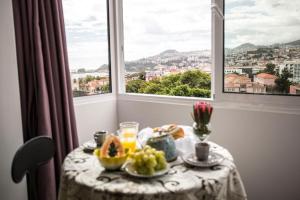 una mesa con comida en ella con una ventana en Apartment Serrão, en Funchal