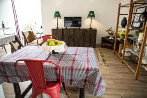 a red table with a bowl of fruit on it at Apartment Serrão in Funchal