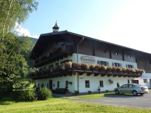 un edificio con un coche aparcado delante de él en Bauernhof Grieslehen, en Leogang