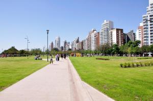 un parque con gente caminando por una acera en Oroño 1 en Rosario