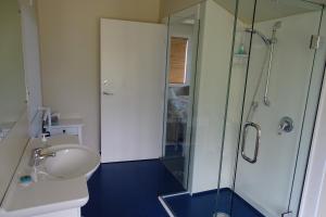 een badkamer met een toilet, een douche en een wastafel bij Korohi Vineyard BnB in Blenheim