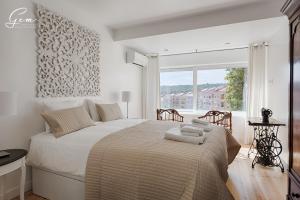 Säng eller sängar i ett rum på Seven Rivers Luxury Apartment