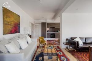 uma sala de estar com um sofá e uma mesa em Seven Rivers Luxury Apartment em Lisboa