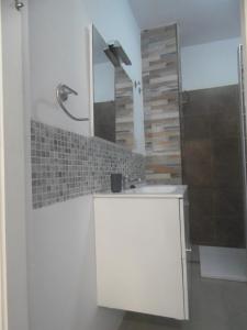 A bathroom at Apartamento Medanero FGF