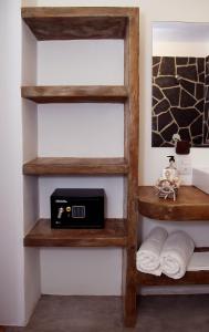 a book shelf with a radio in a room at Casa Bagus in San Agustinillo