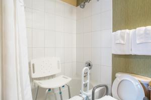 Ramada by Wyndham Williams Lake tesisinde bir banyo