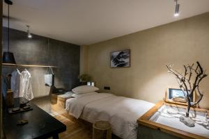 Postelja oz. postelje v sobi nastanitve Shangri-La Karesansui Hotel