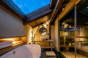 Postelja oz. postelje v sobi nastanitve Shangri-La Karesansui Hotel