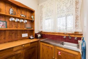 Kuchyň nebo kuchyňský kout v ubytování Killynaught Spa Cottages