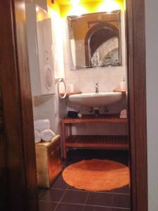 y baño con lavabo y espejo. en Il Torretto en Brisighella