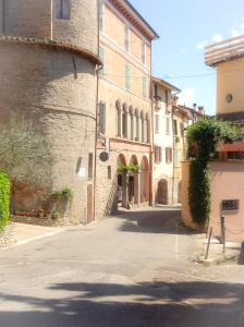 una calle vacía en una ciudad con edificios en Il Torretto en Brisighella