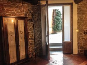una entrada a una habitación con puerta abierta en Il Torretto en Brisighella