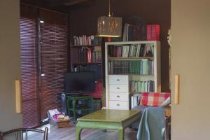 Las Horas Perdidas في مانزاناريس إل ريال: غرفة معيشة مع رف للكتب مليئ بالكتب