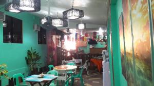 Un comedor con mesas, sillas y candelabros. en Apo Pension House, en Corón 26 fotos más