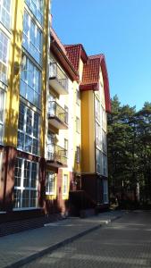 スヴェトロゴルスクにあるКвартира в Светлогорскеの通り側の窓のある大きな建物
