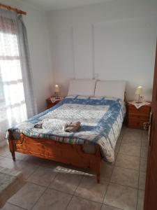 ナフプリオにあるPetros House 1のベッドルーム1室(毛布付きのベッド1台付)