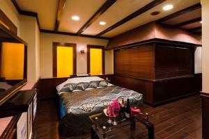1 dormitorio con 1 cama grande en una habitación en Restay Windy (Adult Only) en Kitakyushu