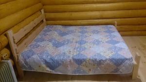 SurskoyeにあるSuhaya Balkaの小さな部屋 キャビン内のベッド1台