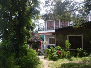 حديقة خارج Dinesh House