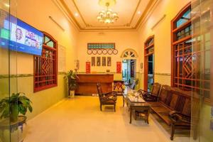 a large living room with a table and chairs at Khách Sạn Hiệp Sĩ Lý Sơn in Ly Son