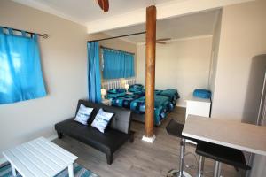 Casa Surf Lodge J'Bay في خليج جيفريز: غرفة صغيرة بها سرير ومرآة