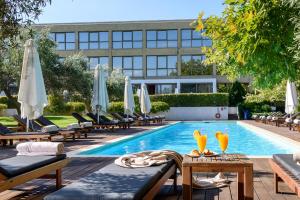 Bazén v ubytování Alexander Beach Hotel & Spa nebo v jeho okolí