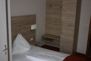 Postel nebo postele na pokoji v ubytování Gasthaus-Pension Schwarzer Graf