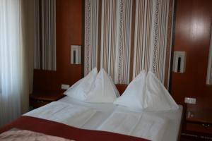 Postel nebo postele na pokoji v ubytování Gasthaus-Pension Schwarzer Graf