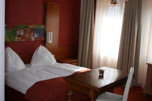 Postel nebo postele na pokoji v ubytování Gasthaus-Pension Schwarzer Graf