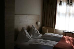 Postel nebo postele na pokoji v ubytování Gasthaus-Pension Schwarzer Graf