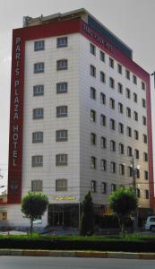 アルビールにあるParis Plaza Hotelの看板の付いた大きな白い建物