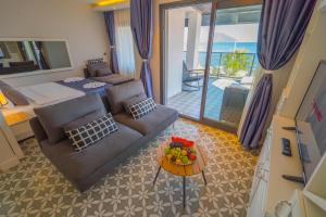 TV a/nebo společenská místnost v ubytování Marmaris Beach Hotel