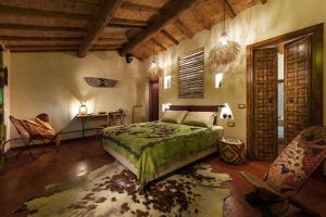 カステルヌオーヴォ・デル・ガルダにあるCa' Blancaのベッドルーム1室(ベッド1台、テーブル、椅子付)