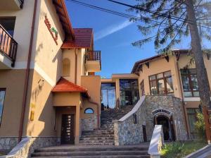 马特劳森蒂姆赖Selfness Hotel Vadvirág Mátraszentimre的一座前面有楼梯的大楼