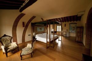 سرير بطابقين أو أسرّة بطابقين في غرفة في Agriturismo Cascina Farisengo