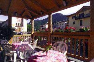 Un restaurante o sitio para comer en Albergo Montecroce