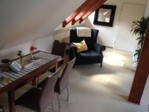 a dining room with a table and a chair at Wohnung am Weserradweg in Deesberg +17 photos