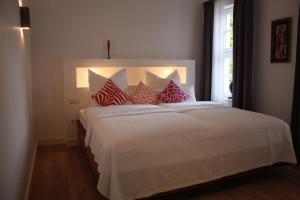 Een bed of bedden in een kamer bij Hotel Altes Dichterhaus