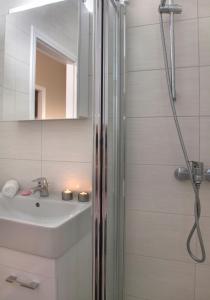 Kúpeľňa v ubytovaní Leonidas Loft in the heart of Athens by GHH