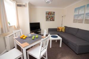 En TV eller et underholdningssystem på StayZo Penthouse Accommodation 1- Premier Lodge