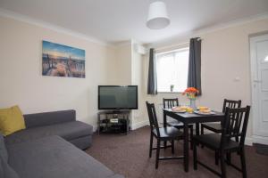 Gallery image of StayZo Penthouse Accommodation 1- Premier Lodge in Southampton