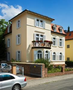 um carro branco estacionado em frente a uma casa em Hotel-Pension Berger em Heidelberg