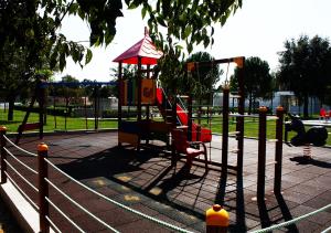um parque infantil com escorrega num parque em Parque de Campismo Orbitur Montargil em Montargil