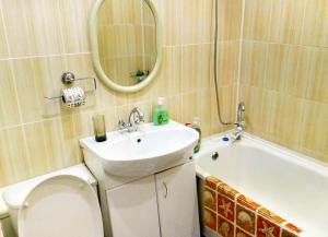 ニジネカムスクにあるАпартаменты на Тукая 32のバスルーム(洗面台、トイレ、鏡付)